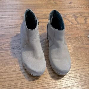 Dansko Maria ankle bootie size 39 taupe nubuck suede
